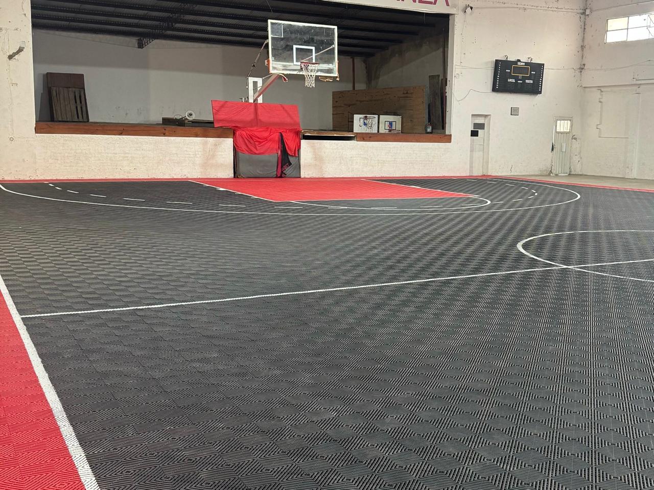 Una cancha de básquet hecha con ¡tapitas!